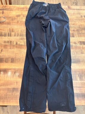 REI women’s XS Black rain shell pants